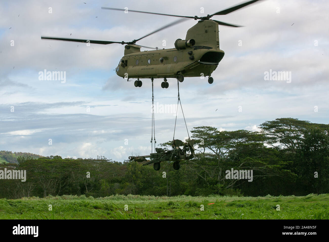 U.S. Army CH-47 Chinook helicopter assigned to 3rd Battalion, 25th Aviation Regiment provided air and troop lift capability during a live-fire air assault artillery raid on Schofield Barracks, Hawaii, October 10, 2019. The 25th Combat Aviation Brigade worked alongside Charlie Battery, 2nd Battalion, 11th Field Artillery Regiment on the first live-fire air assault of M777 Howitzers ever conducted on the island of Oahu. (U.S. Army photo by 1st Lt. Ryan DeBooy) Stock Photo