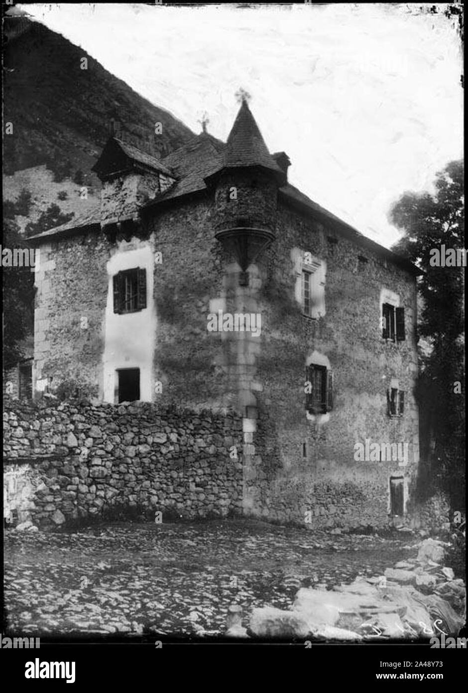 Façana lateral del Casal de Brastet, Castell de Unya, o Çò de Brastet. Stock Photo