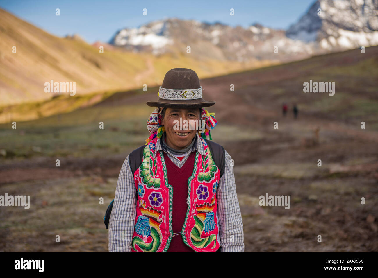 Hombre Usando Ropa Nacional Peruano El Sagrado Valley Cuzco Foto de stock y  más banco de imágenes de Perú - iStock