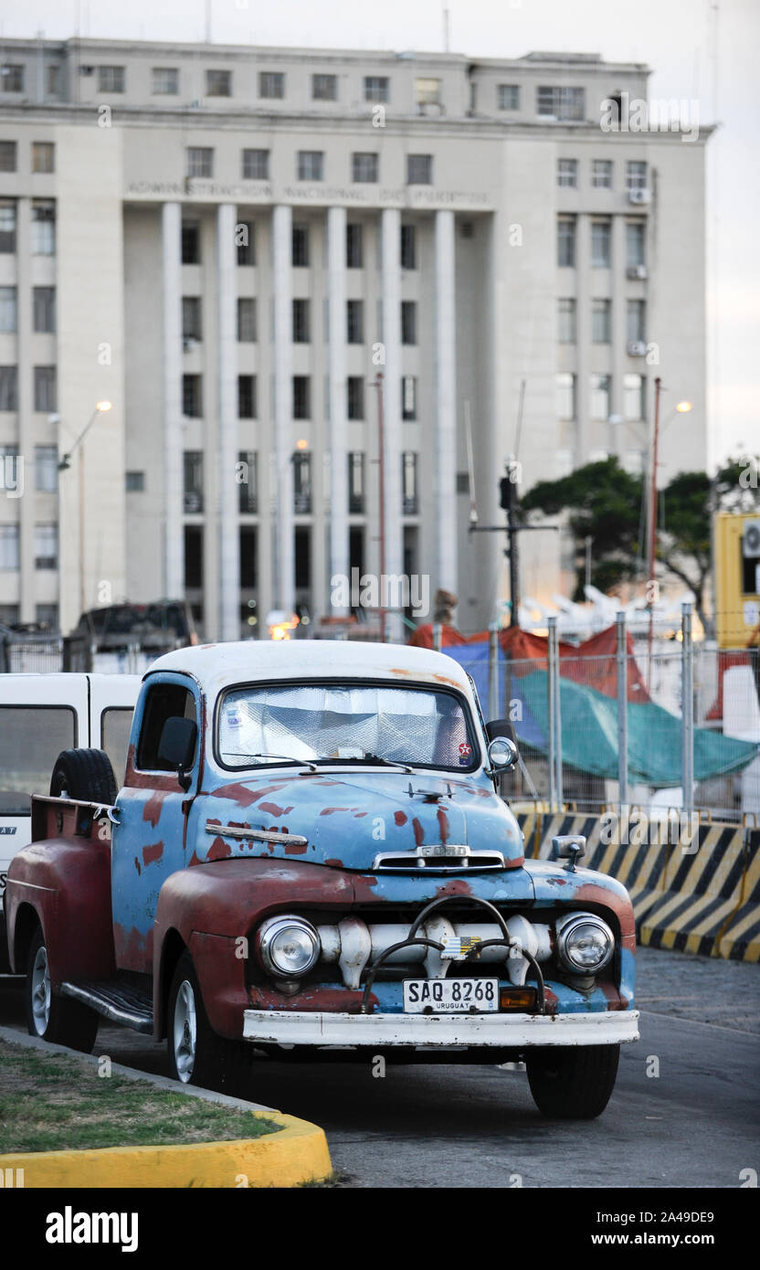 Vintage car montevideo uruguay hires stock photography and images Alamy