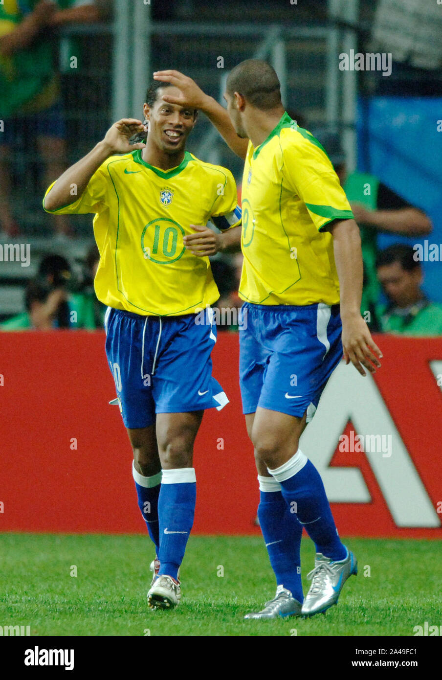 BRAZIL TEAM GROUP 2005.RONALDINHO + ADRIANO + GILBERTO SILVA +