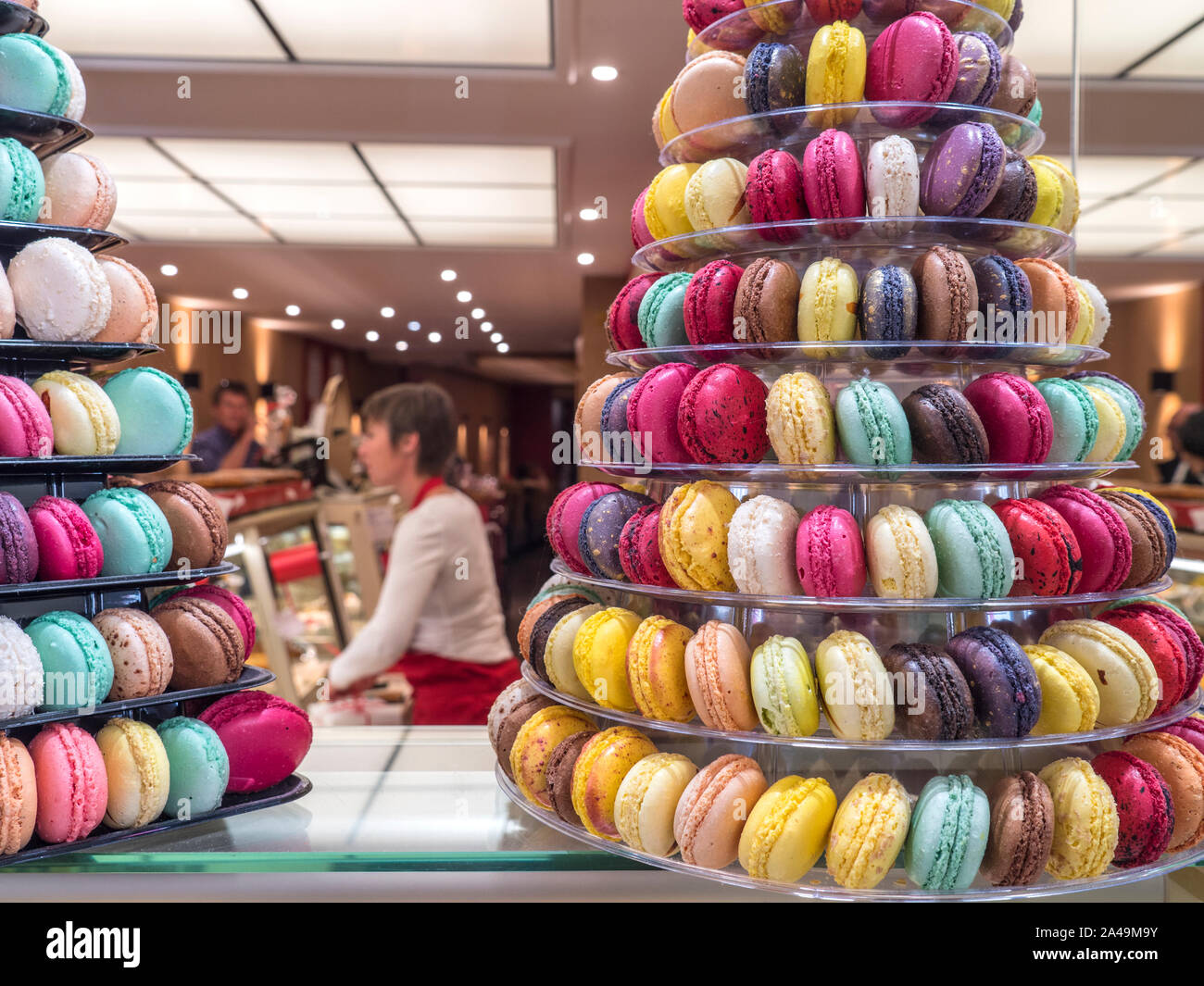 MACAROONS PATISSERIE Philomene Macaronerie cake shop with colourful display of macarons (macaroons) Quimper Old Quarter Rue Kereon Brittany France Stock Photo