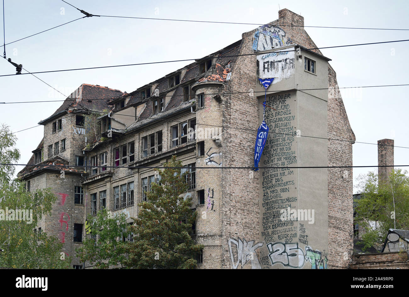 11 October 2019, Saxony-Anhalt, Halle (Saale): An unrefurbished empty apartment building in Ludwig-Wucherer-Straße. Photo: Soeren Stache/dpa-Zentralbild/ZB Stock Photo