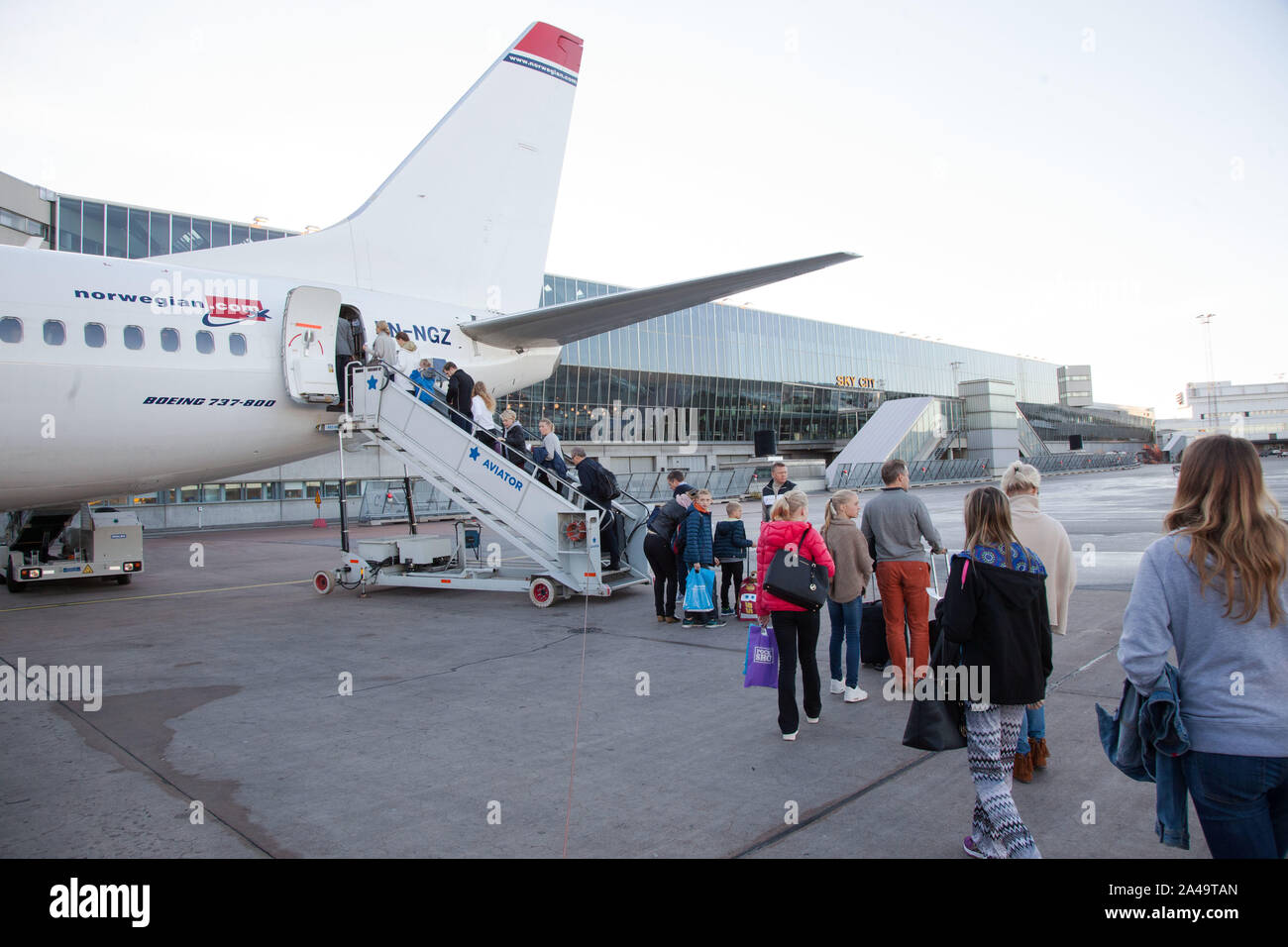 Passengers boarding aircraft hi-res stock photography and images - Alamy