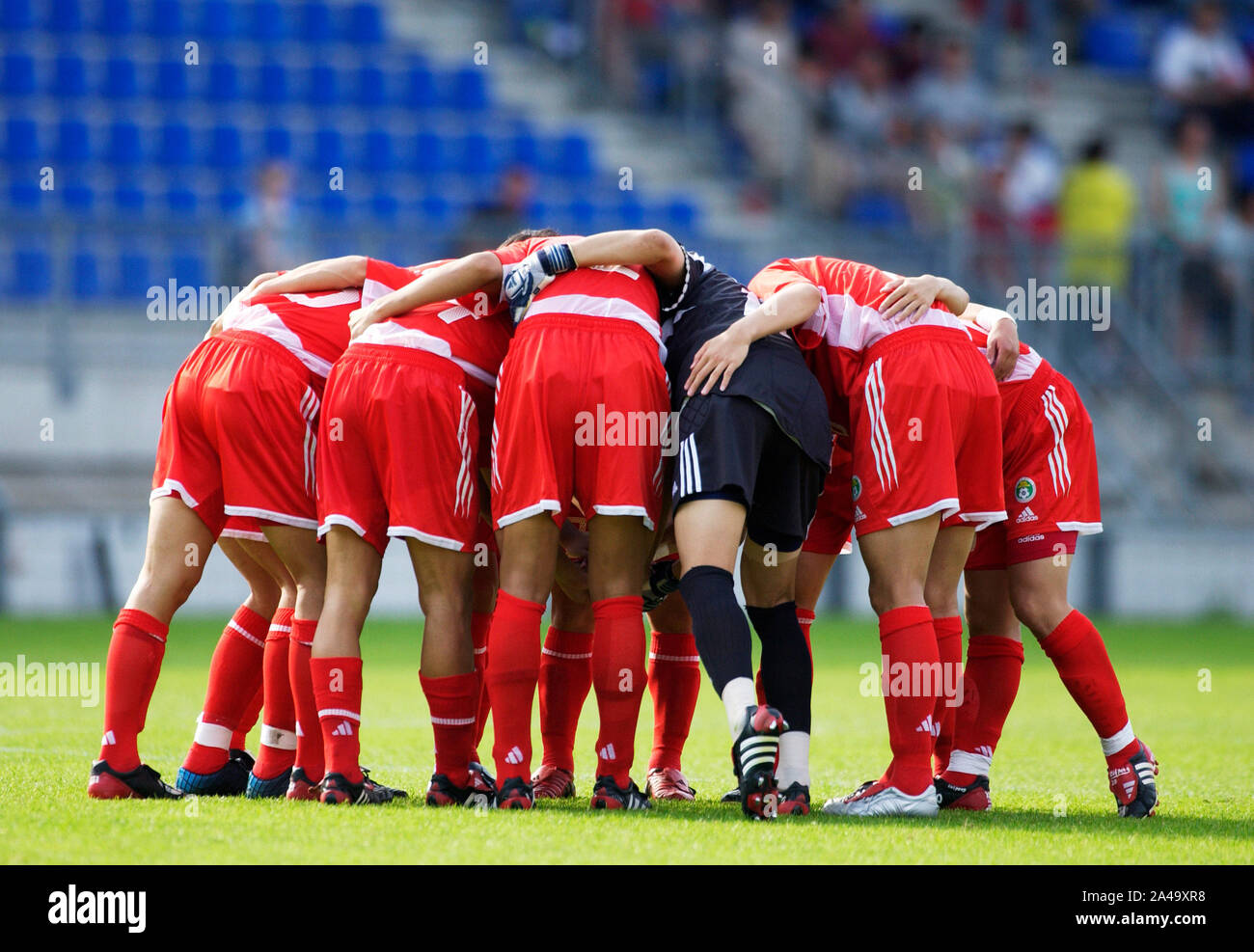 Stadium Tilburg The Netherlands 21 6 05 Football Fifa World Youth Championships Under World Cup Germany Ger White Vs China Chn Red Chinese Players Swear In Stock Photo Alamy