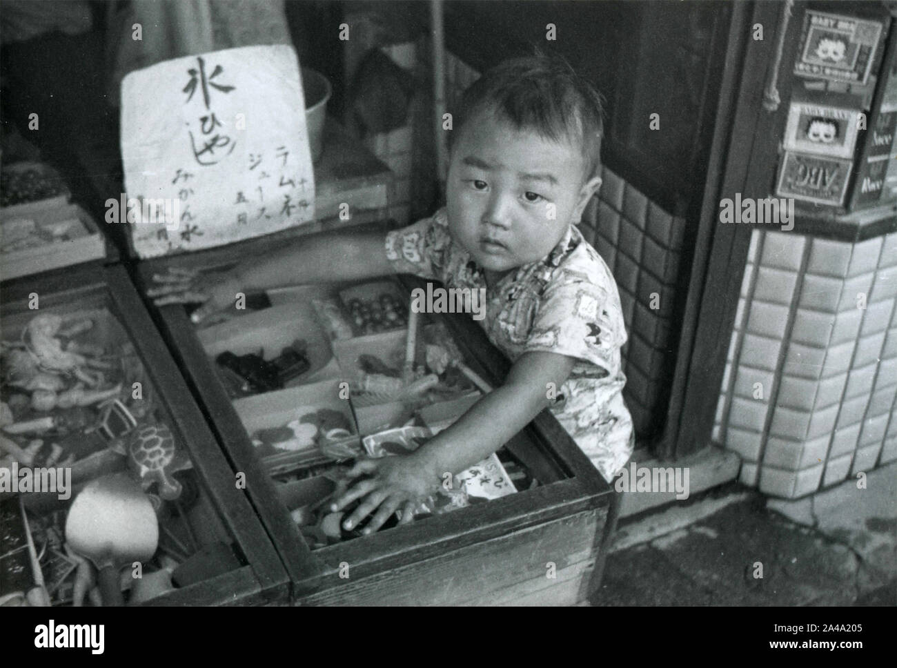 Small child at a shop, Japan 1958 Stock Photo