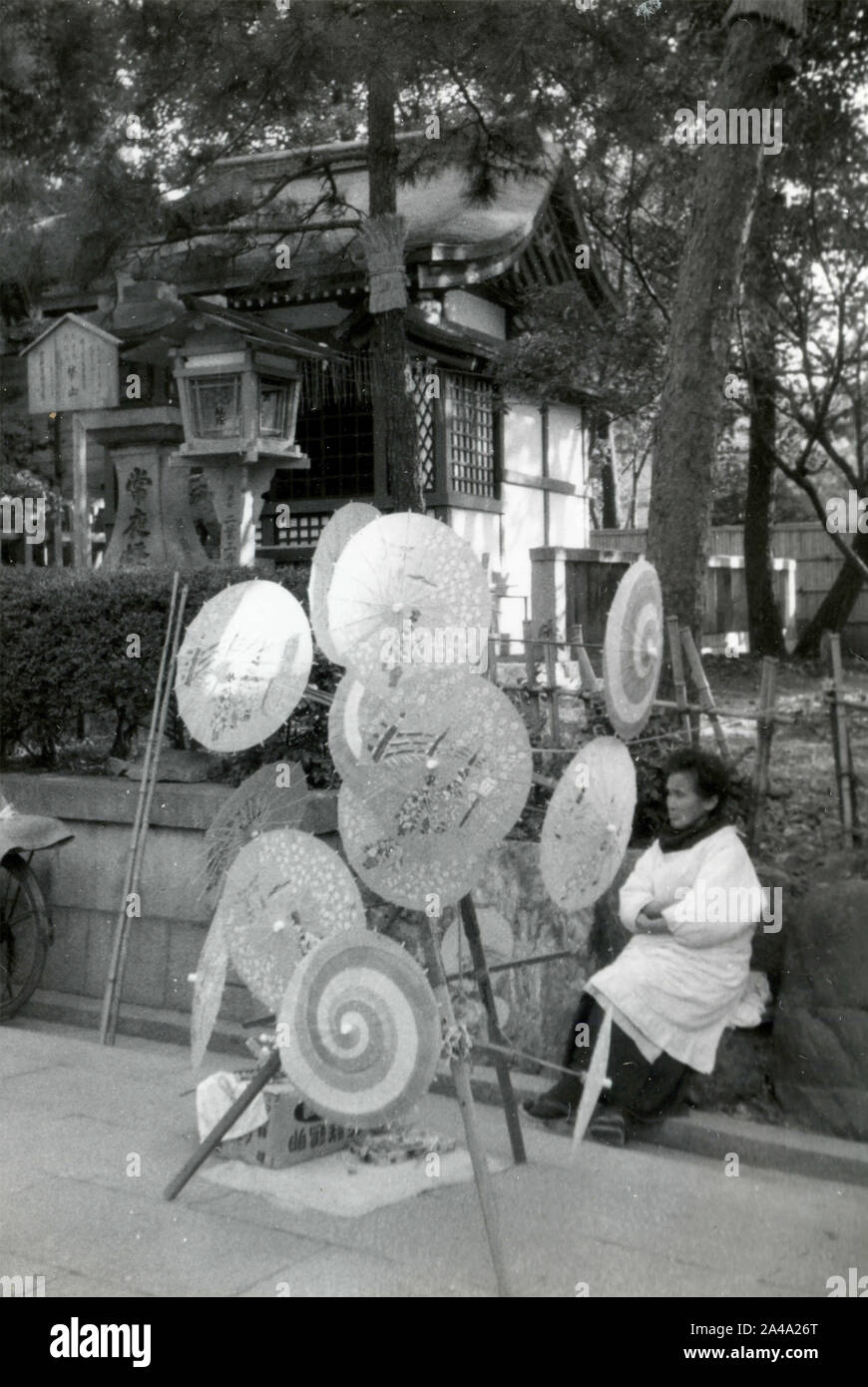 Sun umbrella street seller, Japan 1958 Stock Photo