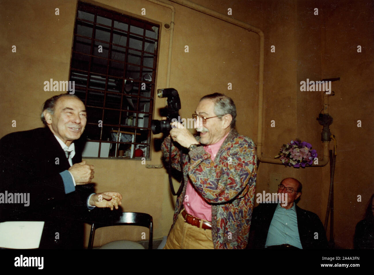 Italian actor Nino Manfredi takes a photo of paparazzo Carlo Riccardi, 1980s Stock Photo