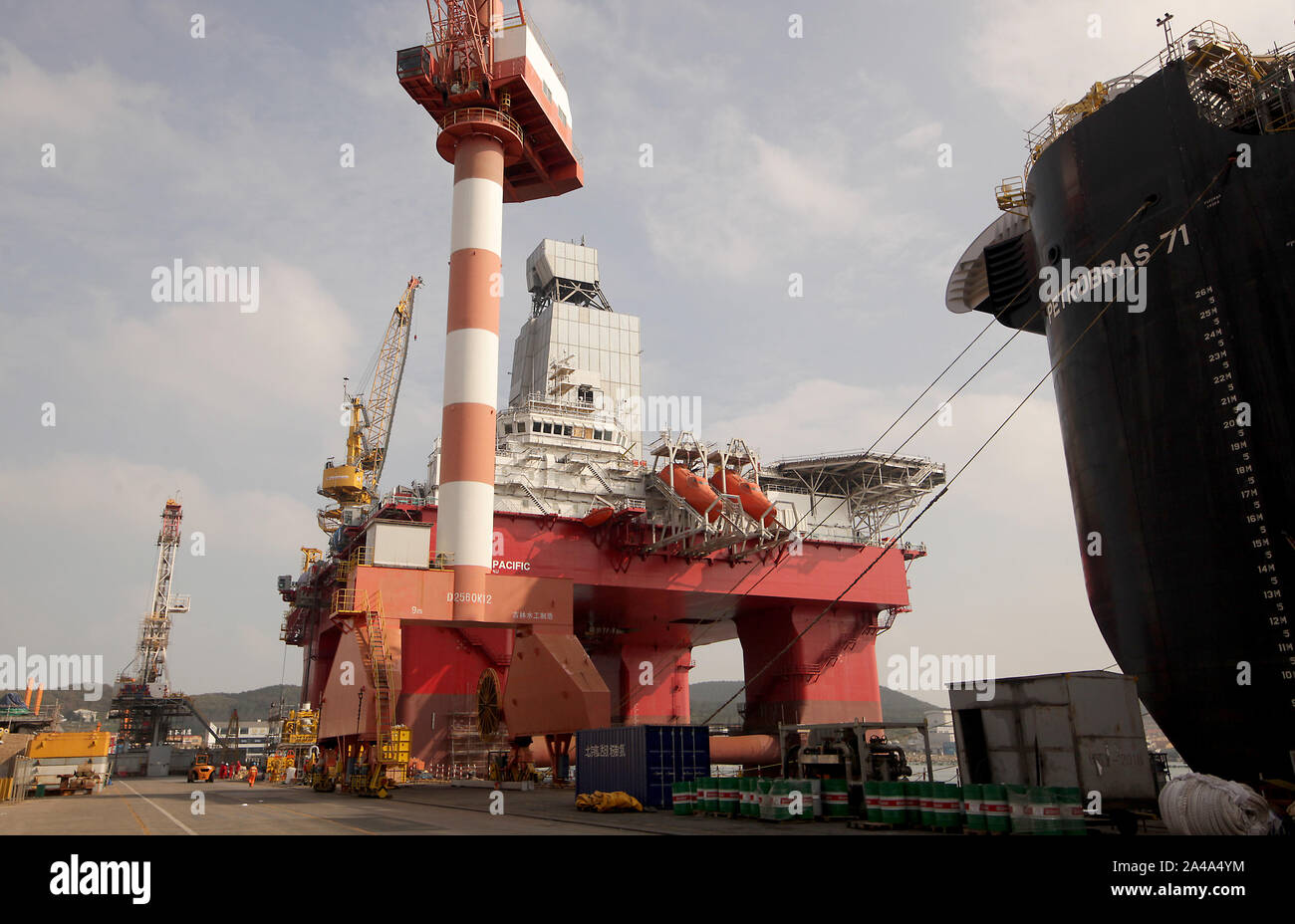 Shipyard Rigs The worlds largest shipyard hi-res stock photography and images - Alamy