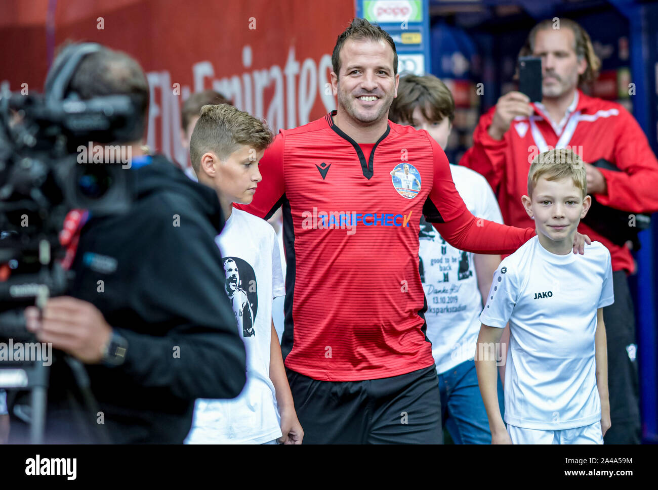 Hamburg, Germany. 13th Oct, 2019. Rafael van der Vaart, former HSV  professional, enters the stadium during his farewell match. Credit: Axel  Heimken/dpa/Alamy Live News Stock Photo - Alamy