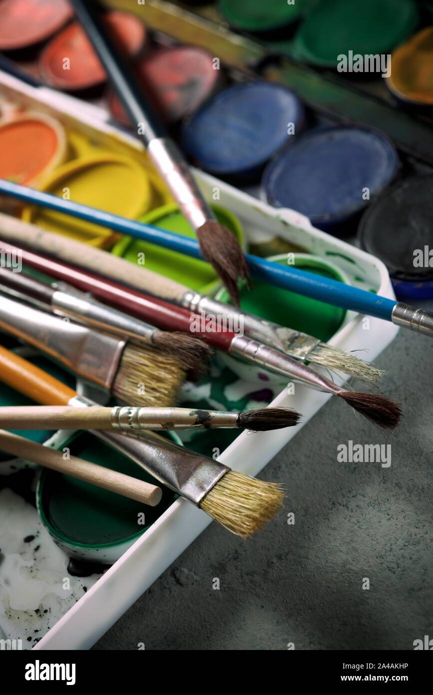 Box of watercolors and brushes on a table Stock Photo Alamy