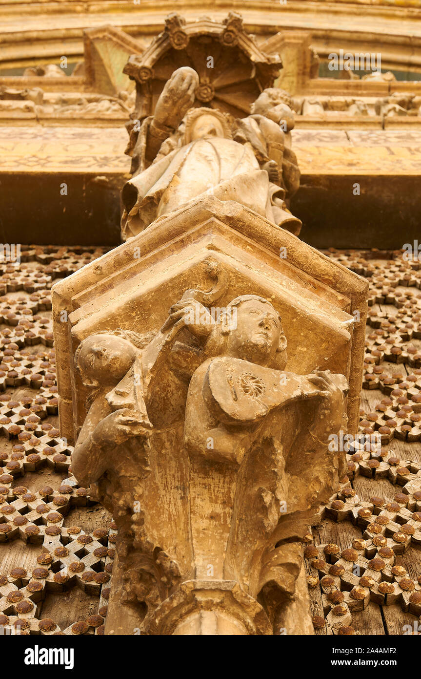 Musicians in the pedestal of the Madona del Parte Luz statue of the Apostles Gate of Santa Maria la Mayor gothic church (Morella, Castellón, Spain) Stock Photo