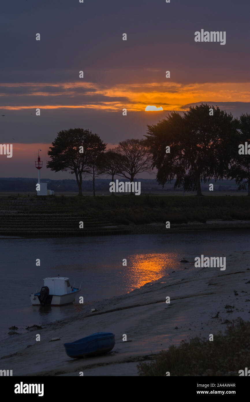 La baie de somme, kayak et voiliers, ciel nuageux, mer calme Stock Photo