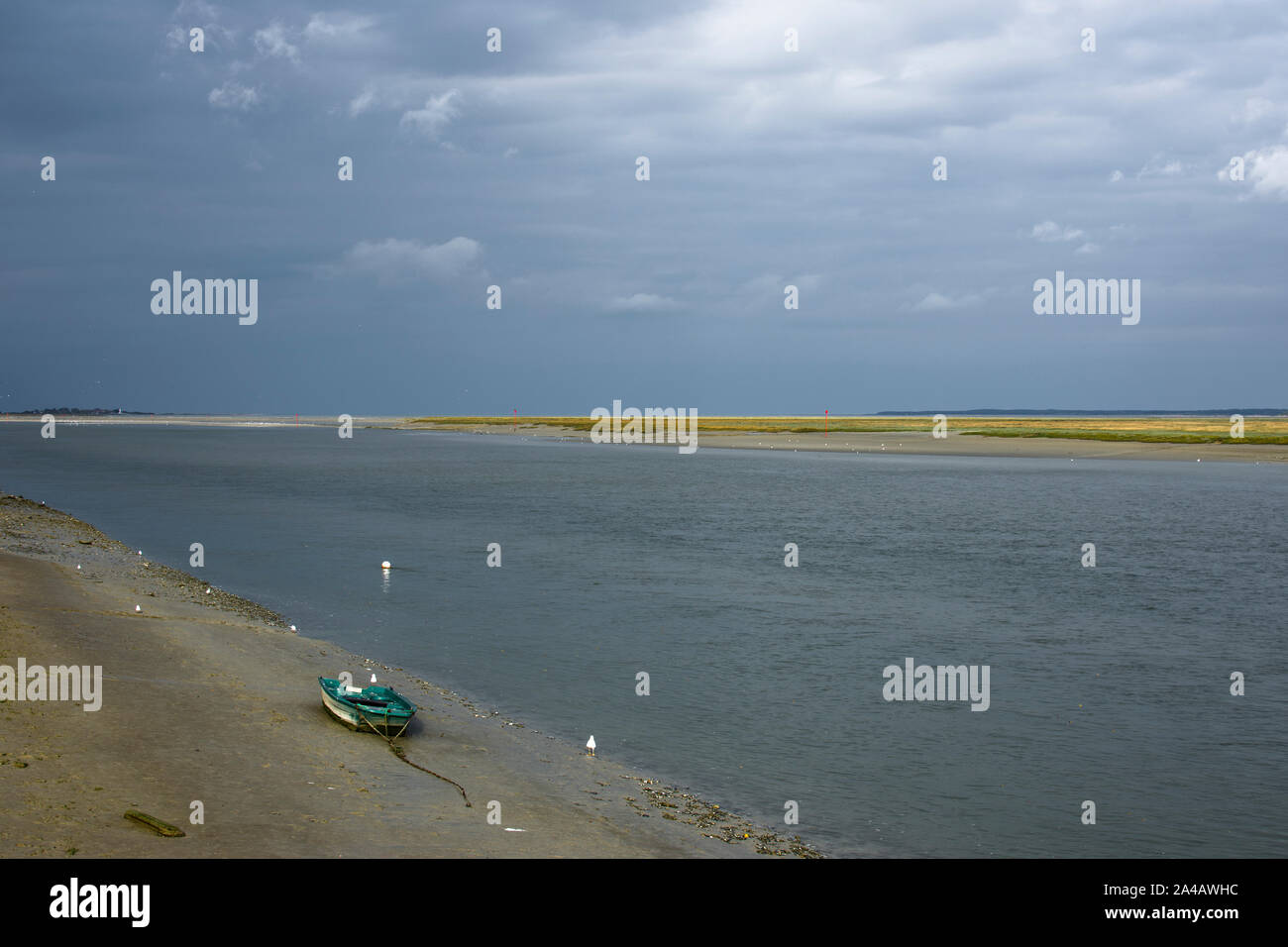 La baie de somme, kayak et voiliers, ciel nuageux, mer calme Stock Photo