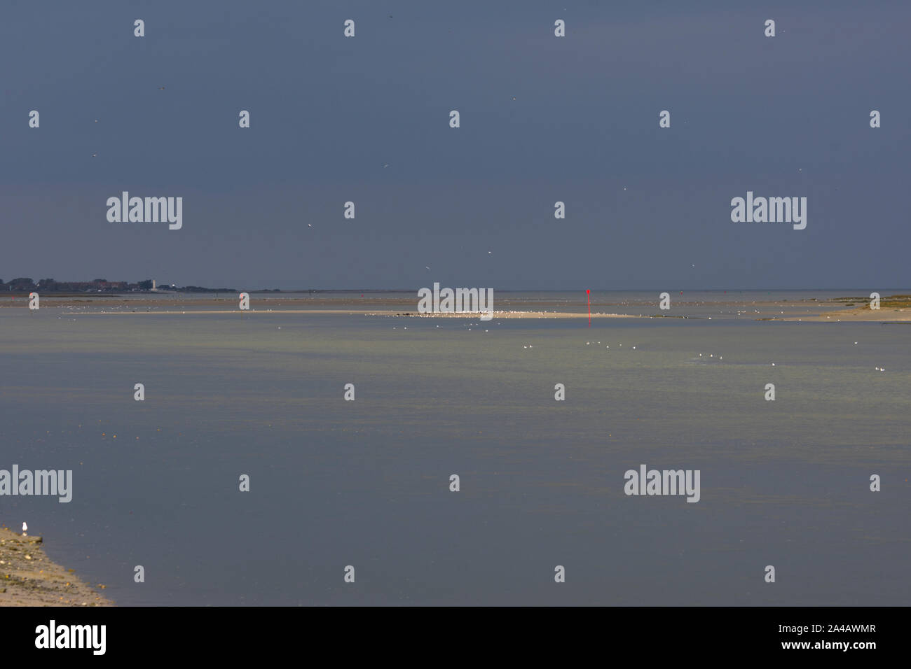 La baie de somme, kayak et voiliers, ciel nuageux, mer calme, l Stock Photo