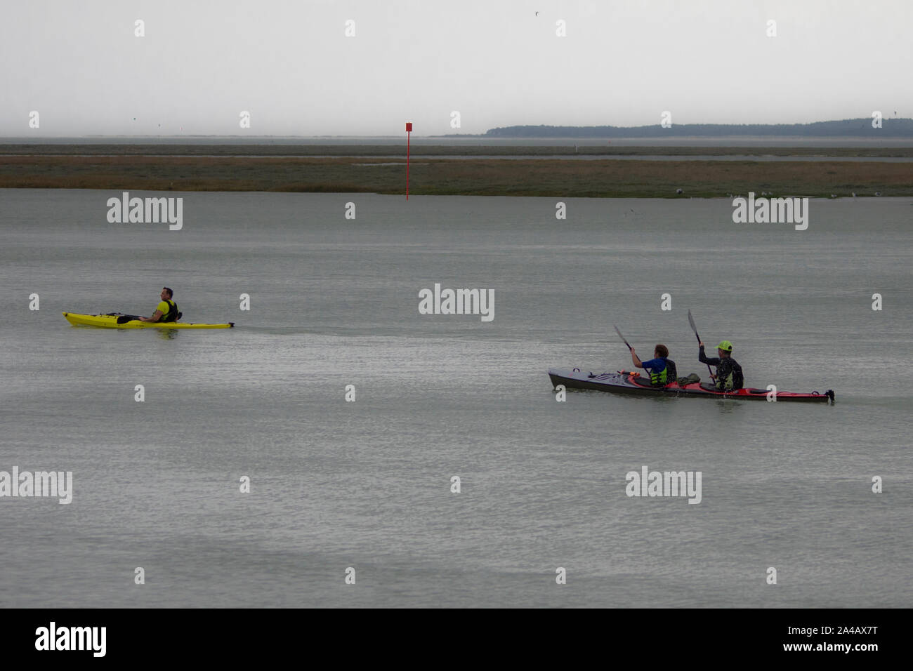 La baie de somme, kayak et voiliers, ciel nuageux, mer calme, l Stock Photo