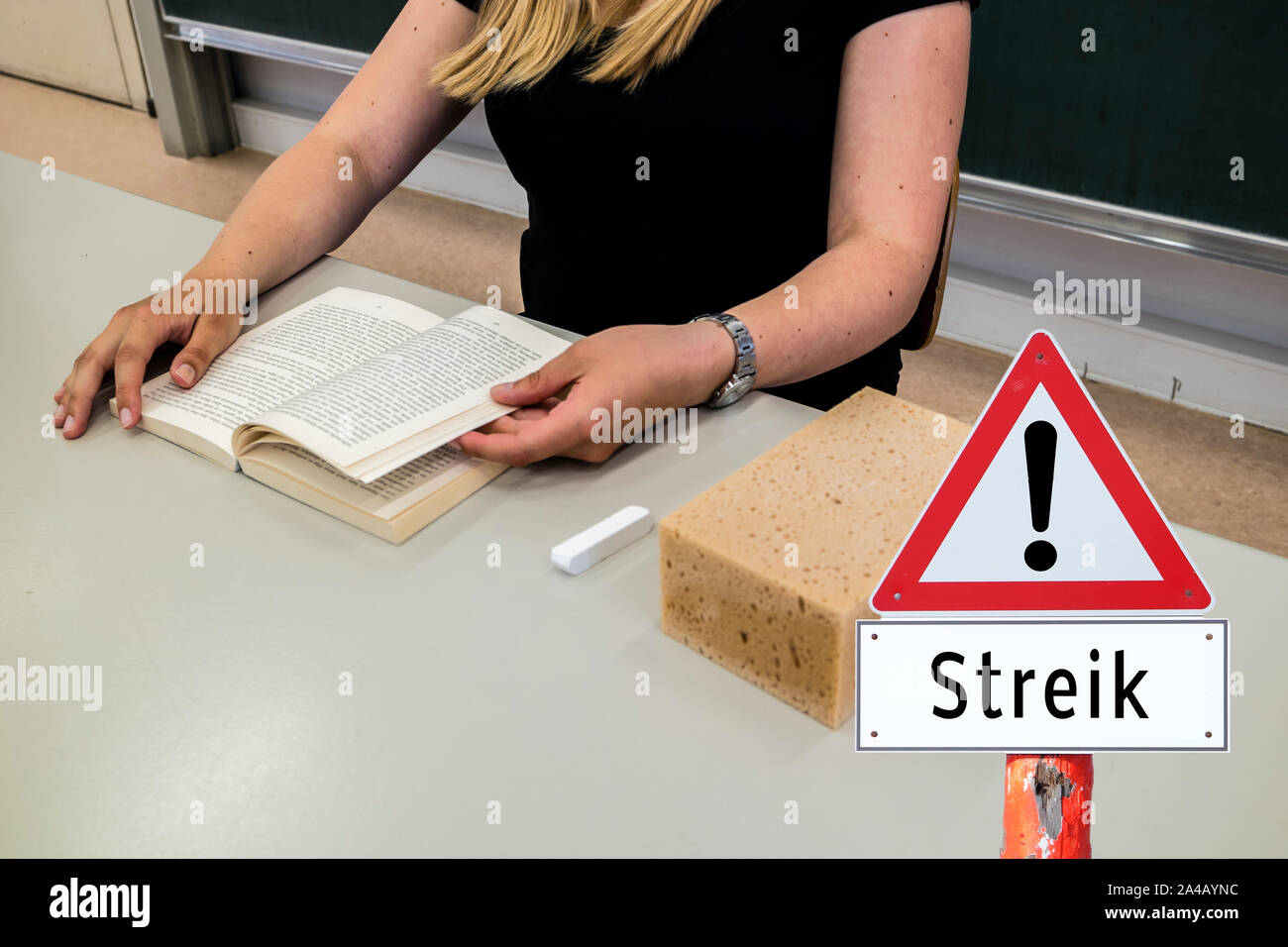 strike warning sign in German Stock Photo