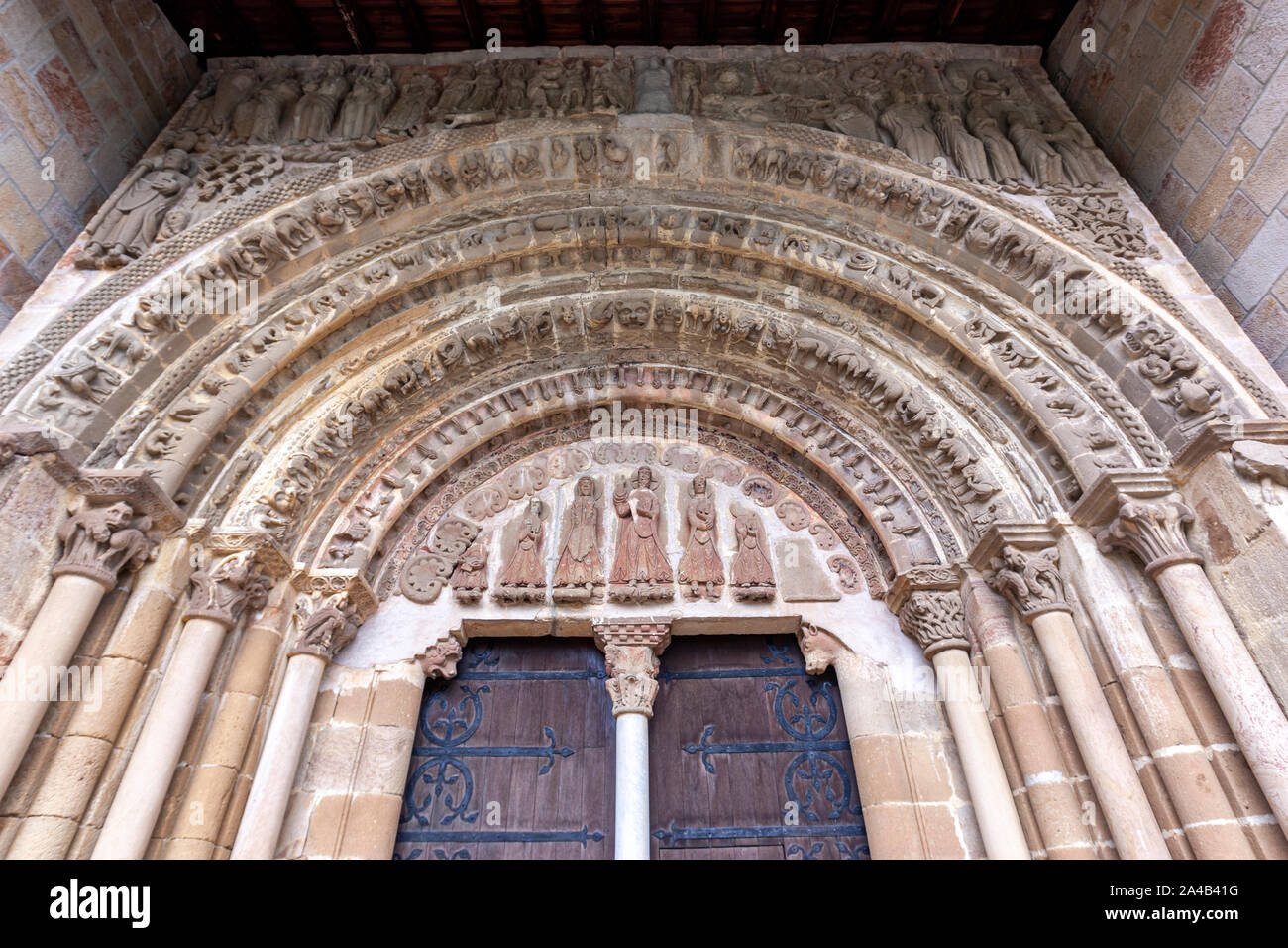 Archivolt and Tympanum of Porta Speciosa with a depiction of Nunio and Alodio, Monastery of Leyre,  Romanesque architecture in Navarre, Spain Stock Photo