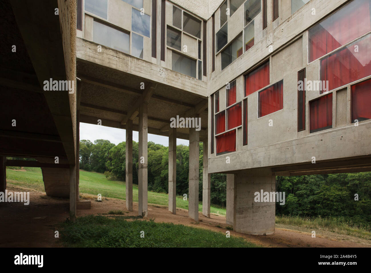 Modernist pilotis hi-res stock photography and images - Alamy