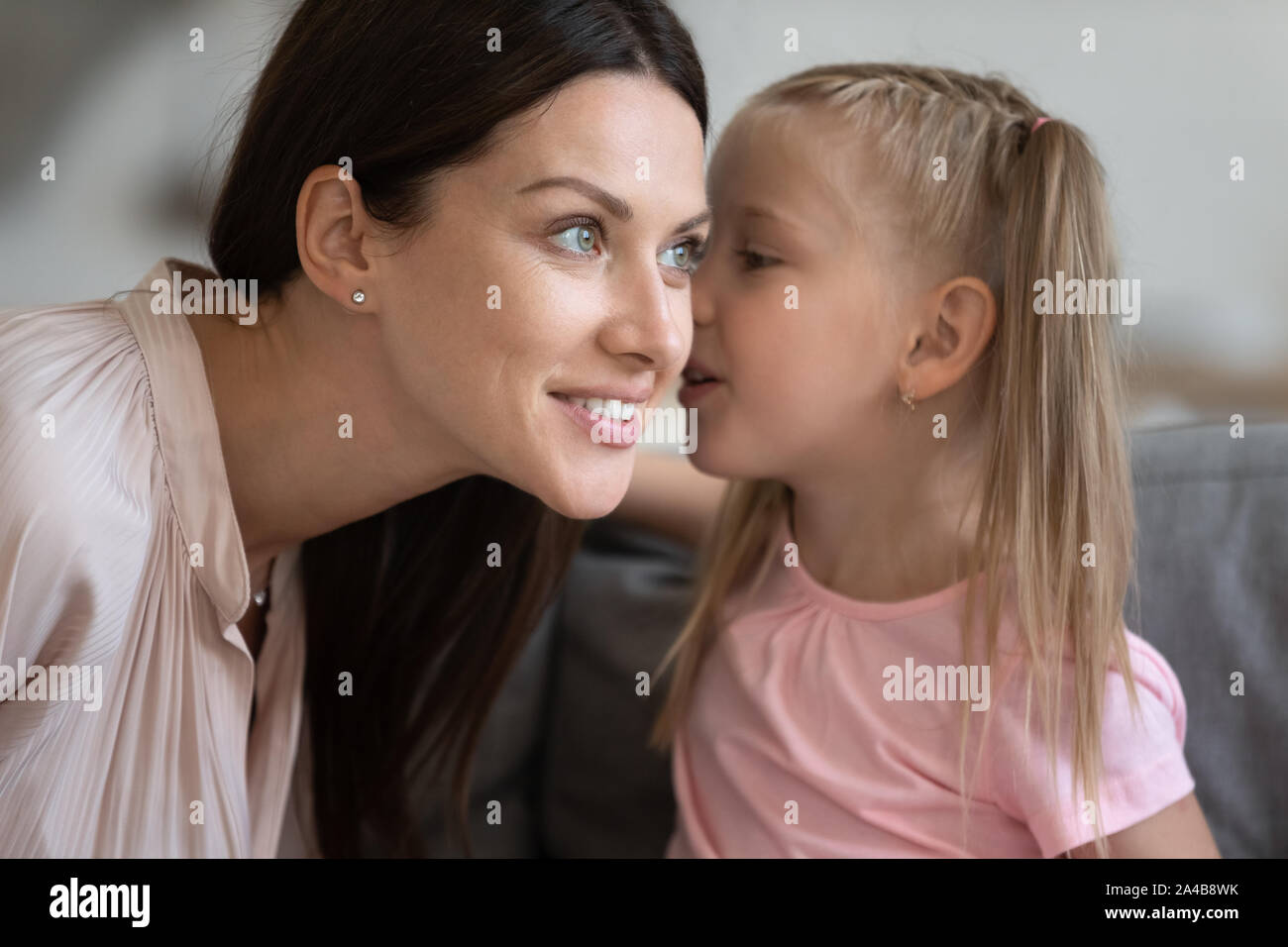 молодая мама с малышом. мама с дочкой беседуют. семья в одуванчиках. Little daughter. Little daughter.