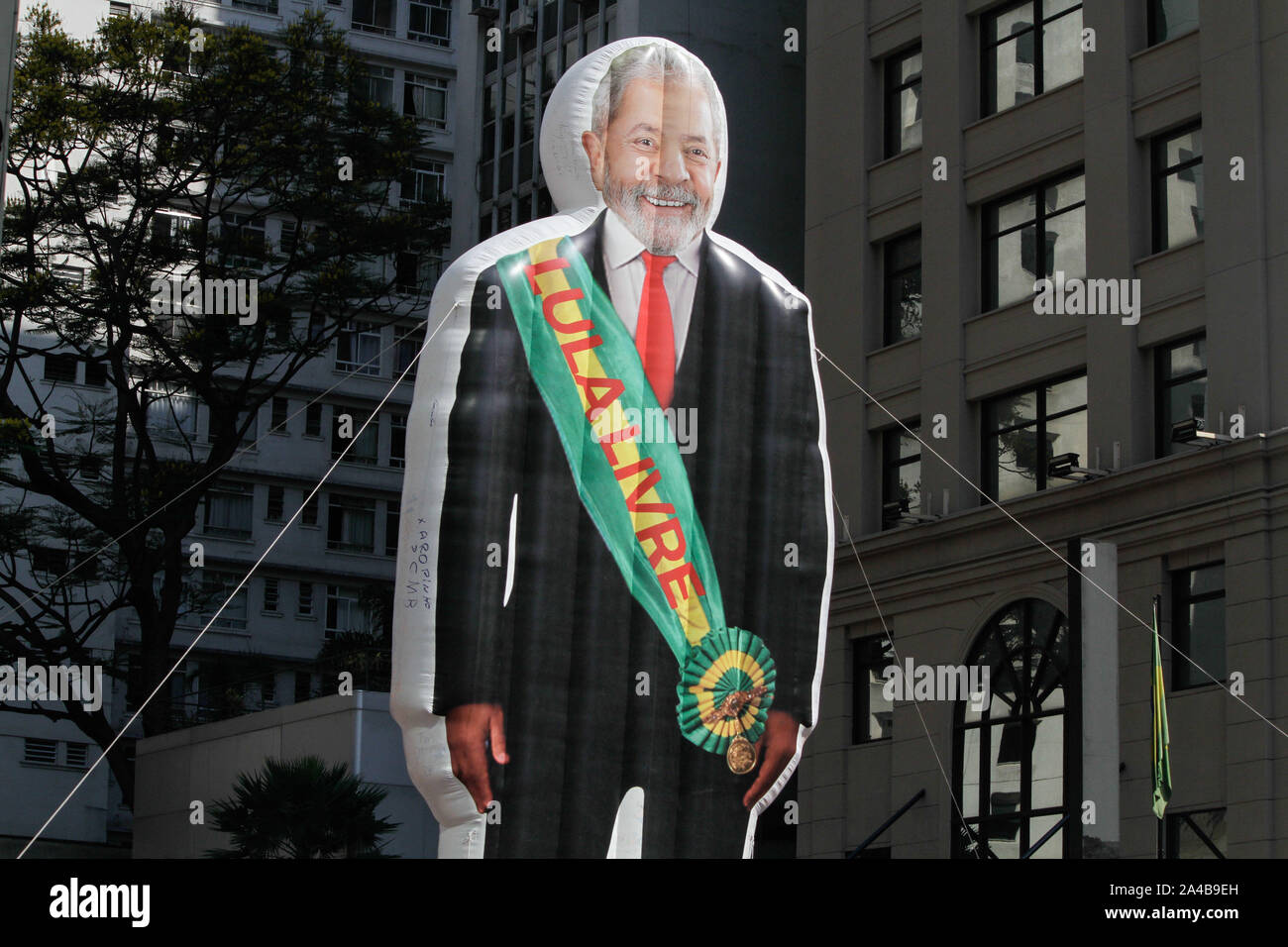 October 13, 2019: Act led by the social movements, unions and the Free Lula Committee, demand the freedom of former Brazilian President Luiz Inacio Lula da Silva and suspicion of the Brazilian Minister of Justice, Sergio Moro, on Avenida Paulista, central SÃ£o Paulo Paulo, this Sunday. October 13, 2019. Credit: FÃ¡Bio Vieira/FotoRua/ZUMA Wire/Alamy Live News Stock Photo