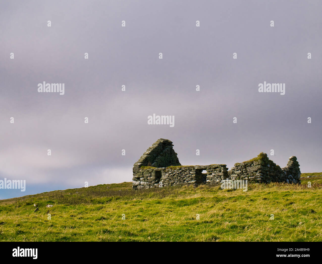 An abandoned, derelict croft / farm house near Sandwick on the island of Unst in Shetland, Scotland, UK Stock Photo