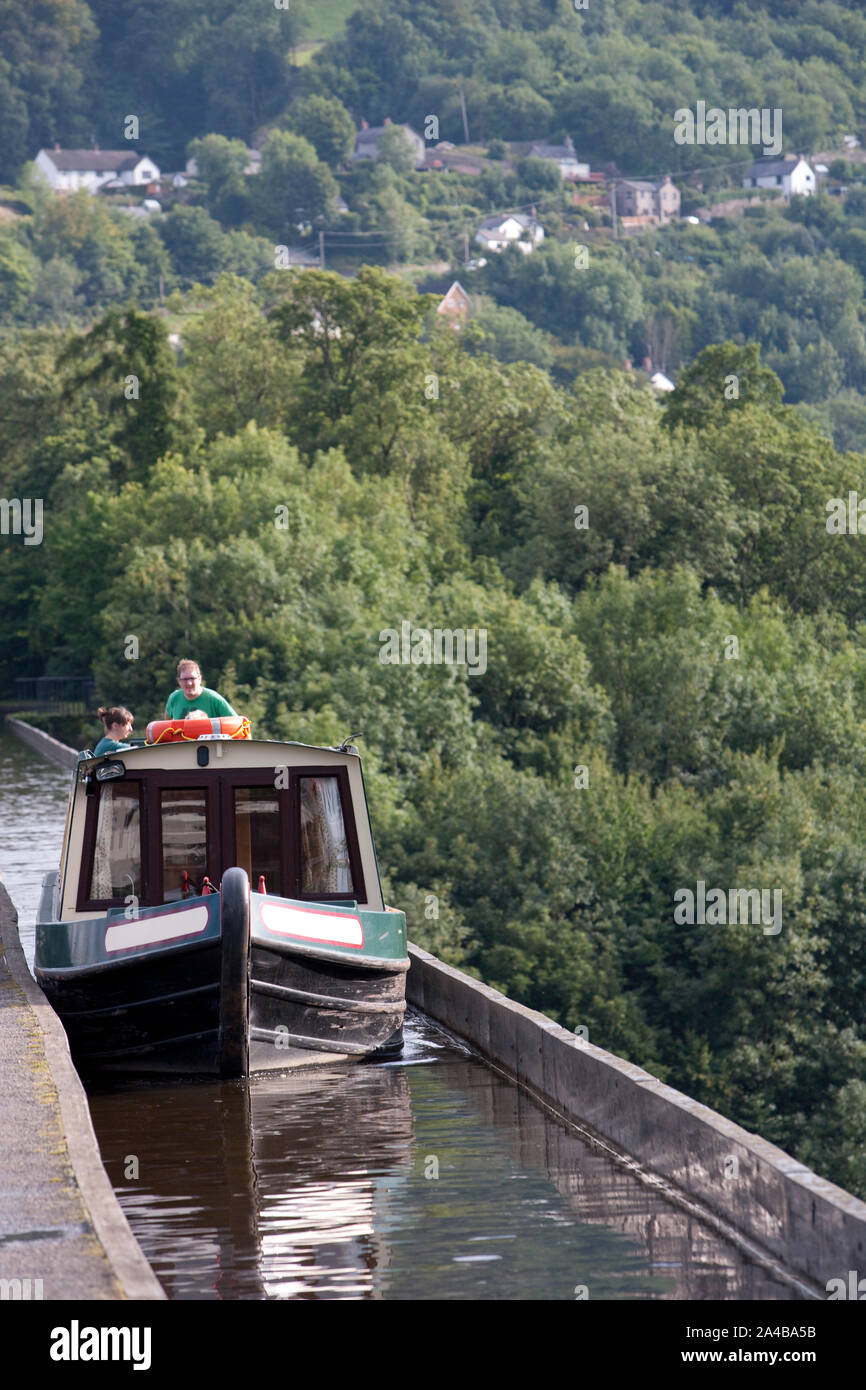 Family on the Llangollen Canal across the River Dee, to reach the industrial centres at Ruabon and Wrexham. Stock Photo