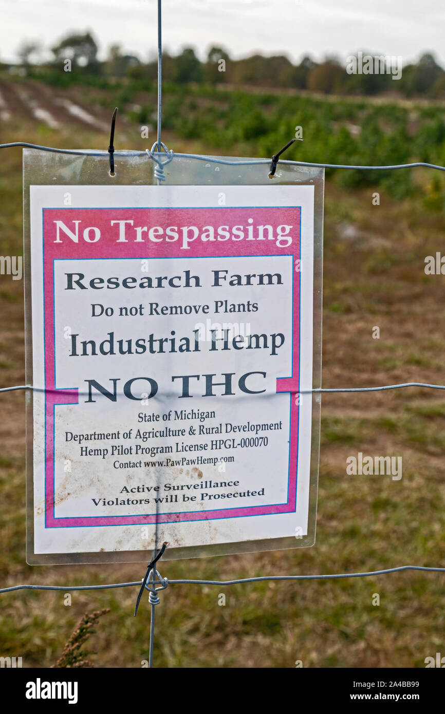 Paw Paw, Michigan - A sign on a fence at the Paw Paw Hemp Company discourages trespassing, explaining that hemp plants do not contain THC, the active Stock Photo