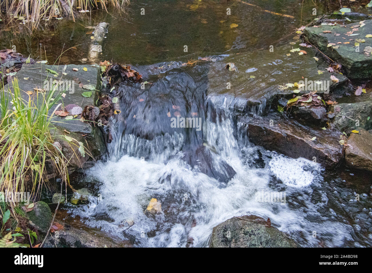 Small waterfall wallpaper hi-res stock photography and images - Alamy