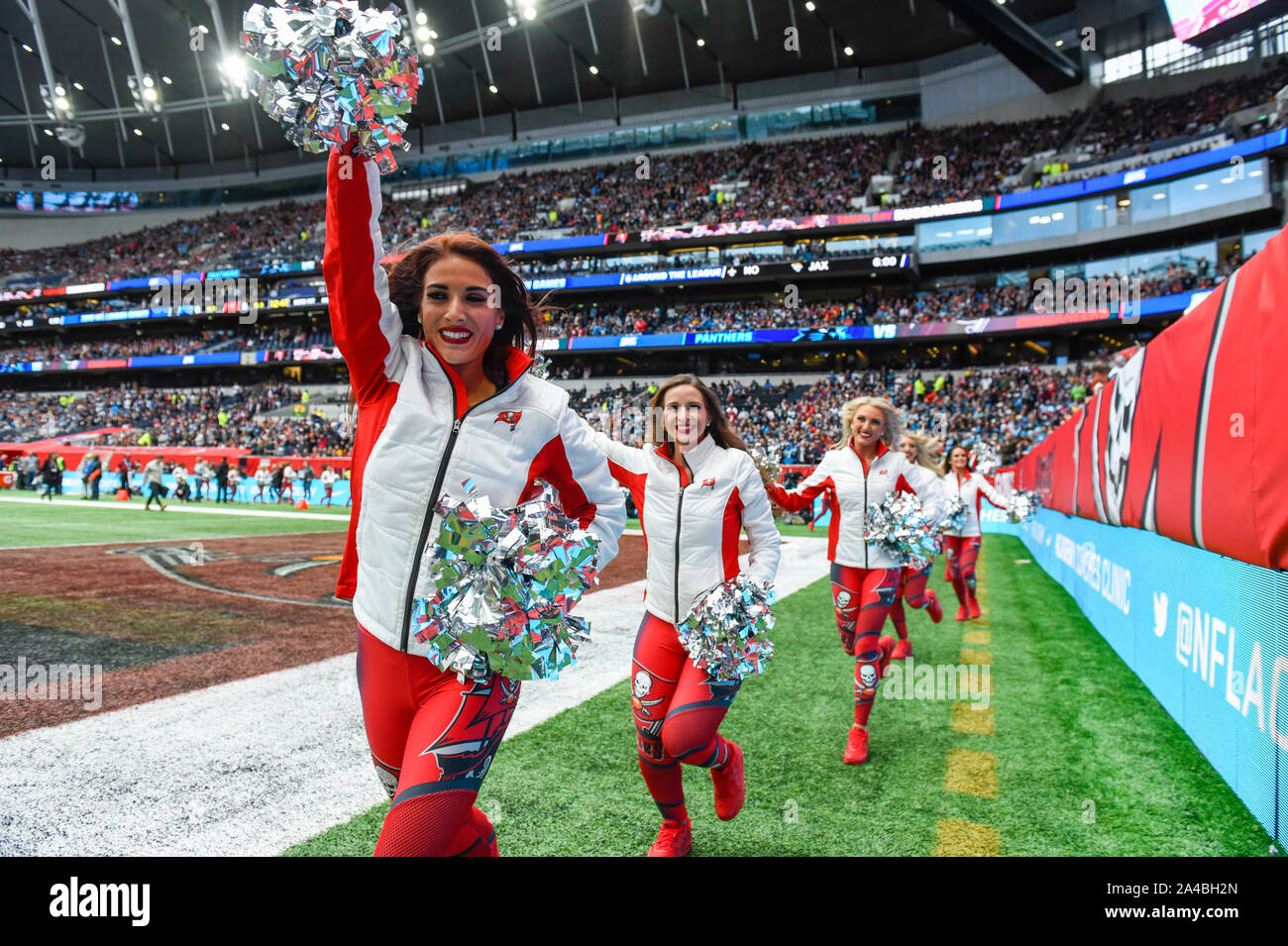 London, UK.  13 October 2019. Buccaneers cheerleaders ahead of the NFL match Tampa Bay Buccaneers v Carolina Panthers at Tottenham Hotspur Stadium. Final score Buccaneers 26, Panthers 37.   Credit: Stephen Chung / Alamy Live News Stock Photo