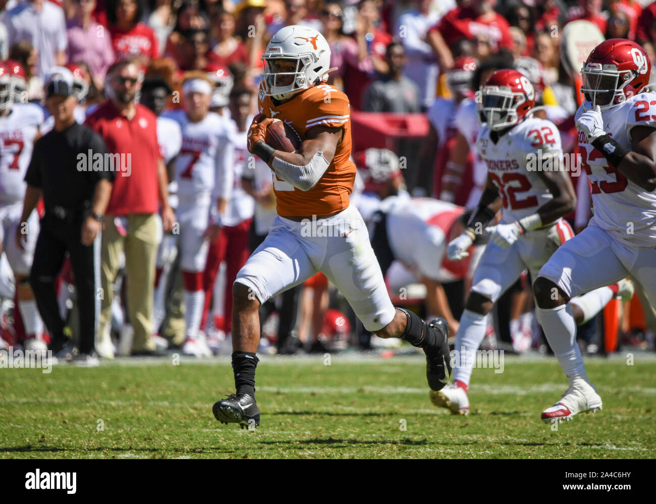 Oct 12, 2019: Texas Longhorns quarterback Roschon Johnson #2 carries the ball for a touchdown during the NCAA Red River Rivalry game between the University of Oklahoma Sooners and the University of Texas Longhorns at the Cotton Bowl Stadium at Fair Park in Dallas, TX Oklahoma defeated 34-27 Albert Pena/CSM Stock Photo