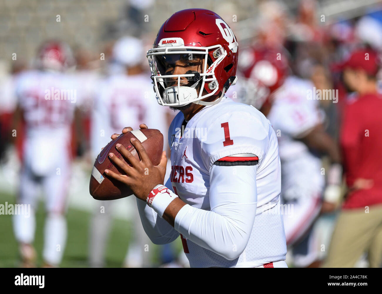 Oct 12, 2019: Oklahoma Sooners quarterback Jalen Hurts #1 passed for 235 yards and 3 touchdowns during the NCAA Red River Rivalry game between the University of Oklahoma Sooners and the University of Texas Longhorns at the Cotton Bowl Stadium at Fair Park in Dallas, TX Oklahoma defeated 34-27 Albert Pena/CSM Stock Photo