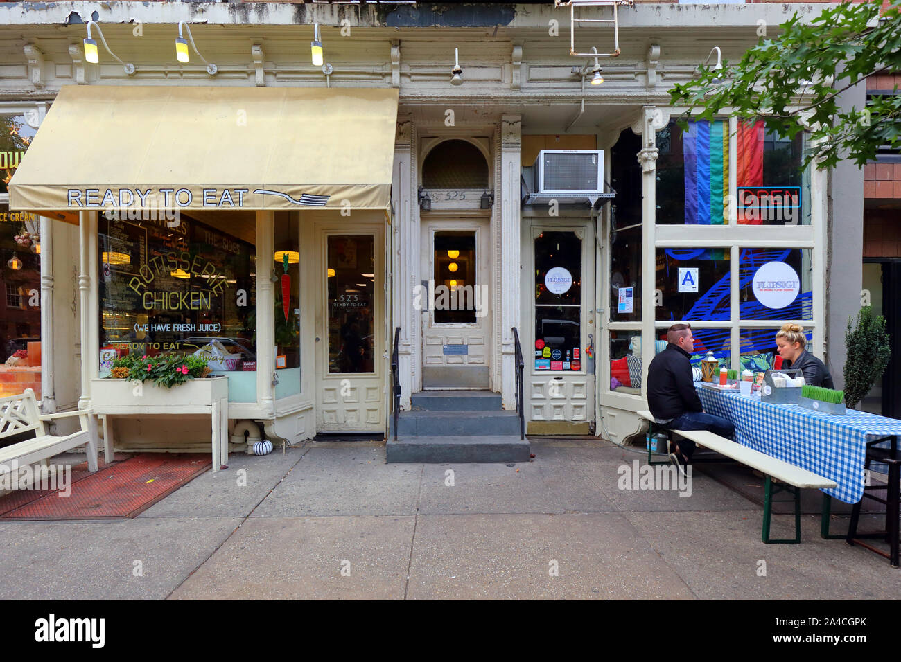 [historical storefront] Ready to Eat, Flip Sigi, 525 Hudson St, New York, NYC storefront photo of eateries in Manhattan's West Village neighborhood Stock Photo