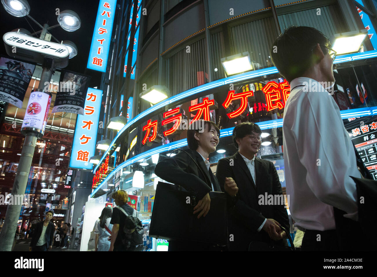 karaoke bar tokyo japan Stock Photo - Alamy