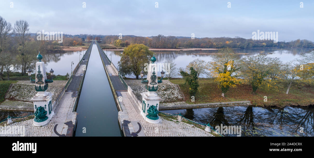 France, Loiret, Briare, the Pont Canal above the Loire river (aerial view) // France, Loiret (45), Briare, le pont-canal au-dessus de la Loire (vue aé Stock Photo