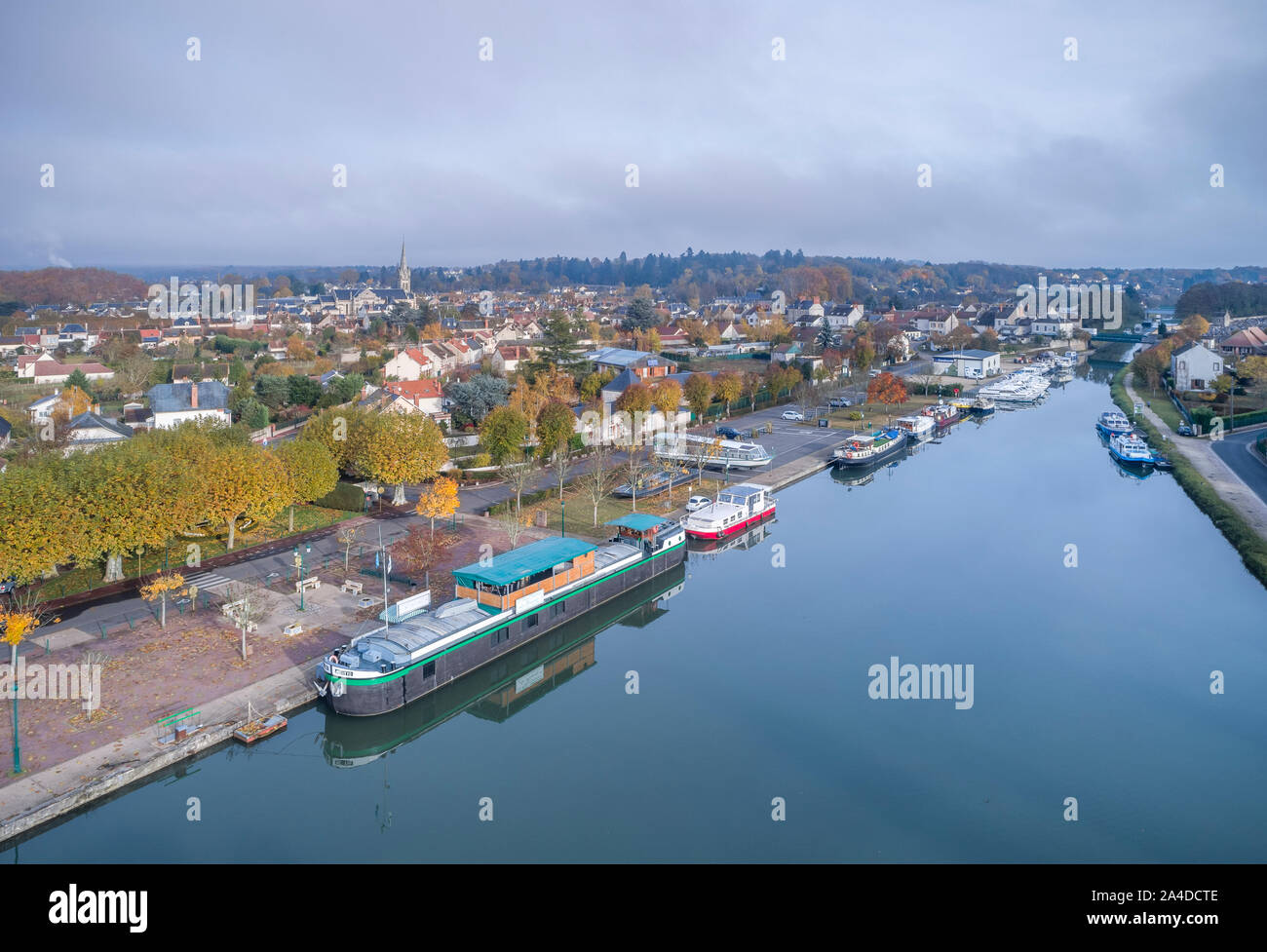 France, Loiret, Briare, town and the marina (aerial view) // France, Loiret (45), Briare, ville et port de plaisance (vue aérienne) Stock Photo