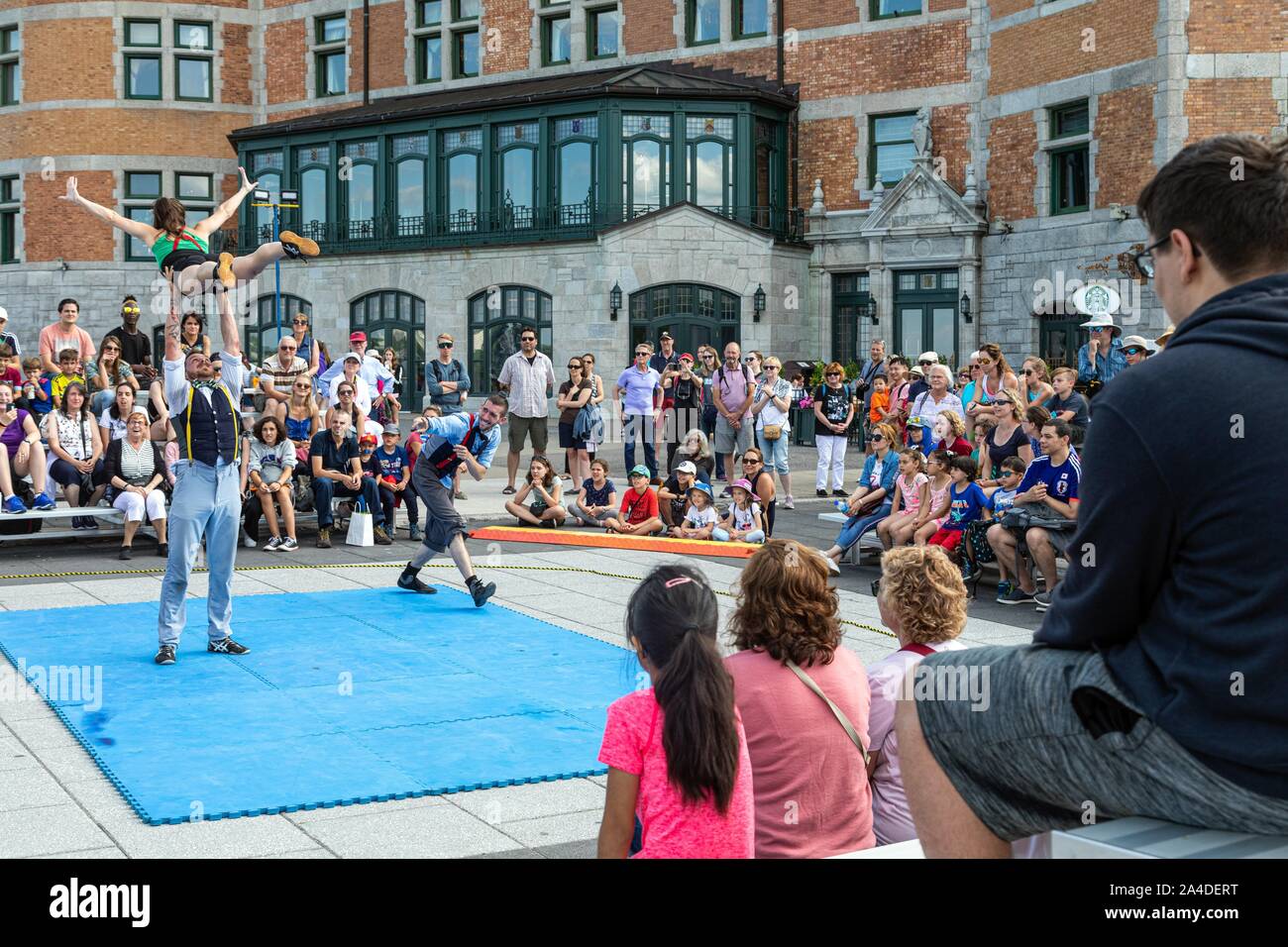 STREET THEATER IN FRONT OF THE CHATEAU DE FRONTENAC, RUE DES CARRIERES