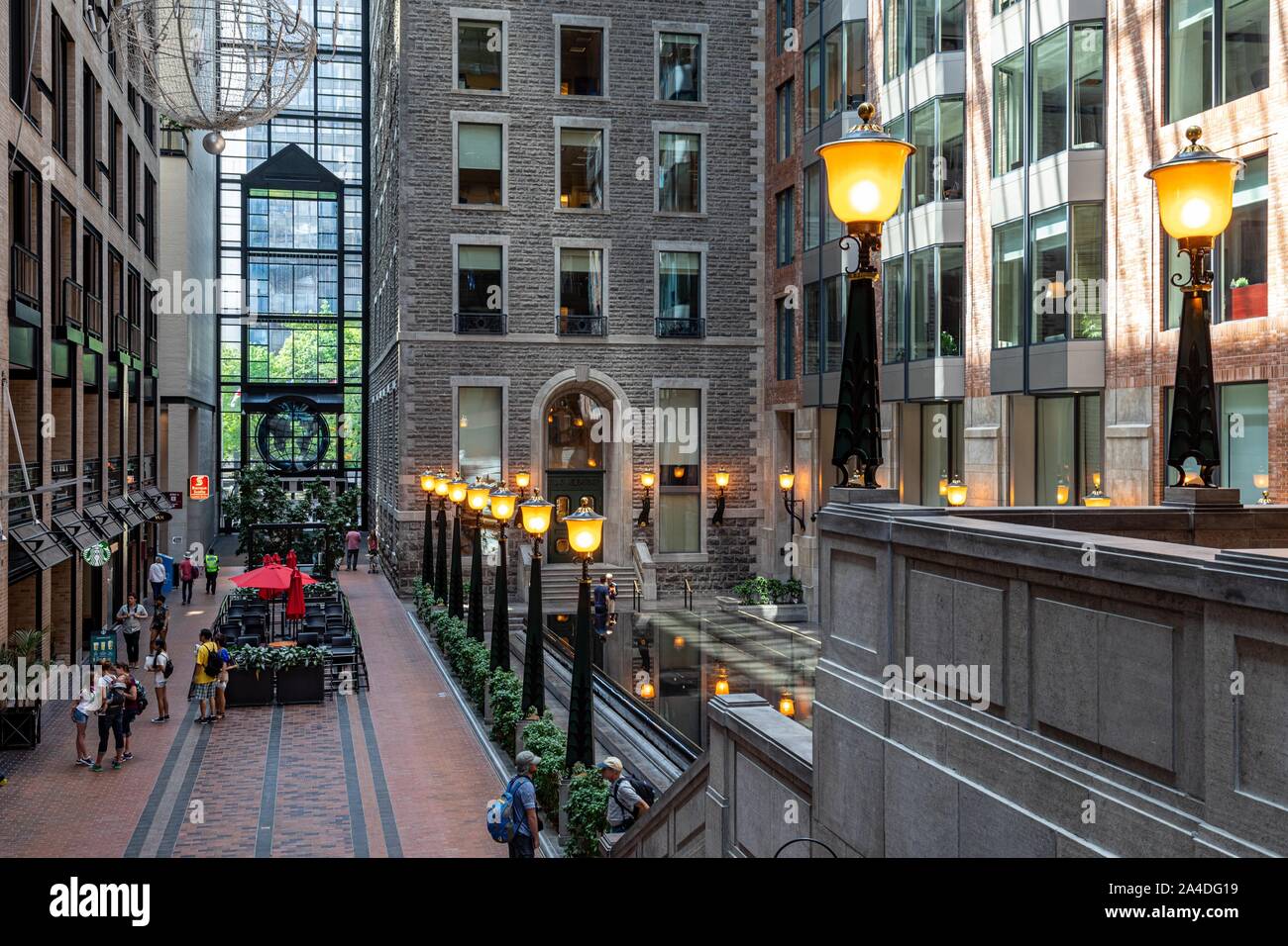 INSIDE THE WORLD TRADE CENTER OF MONTREAL, MODERN SHOPPING CENTER, RUE