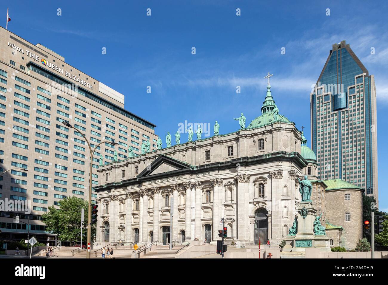 MARIE-REINE-DU-MONDE CATHEDRAL, REPLICA OF SAINT PETER'S BASILICA IN ROME, FLANKED BY THE QUEEN ELIZABETH HOTEL AND THE ATRIUM LE 1000 DE LA GAUCHETIERE, MONTREAL, QUEBEC, CANADA Stock Photo
