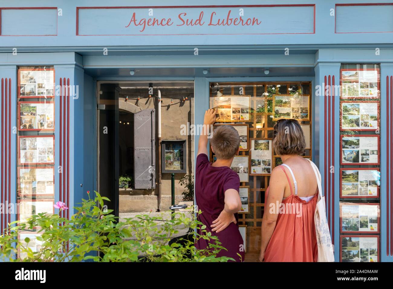 CLIENTS IN FRONT OF THE REAL ESTATE AGENCY SUD LUBERON, LOURMARIN