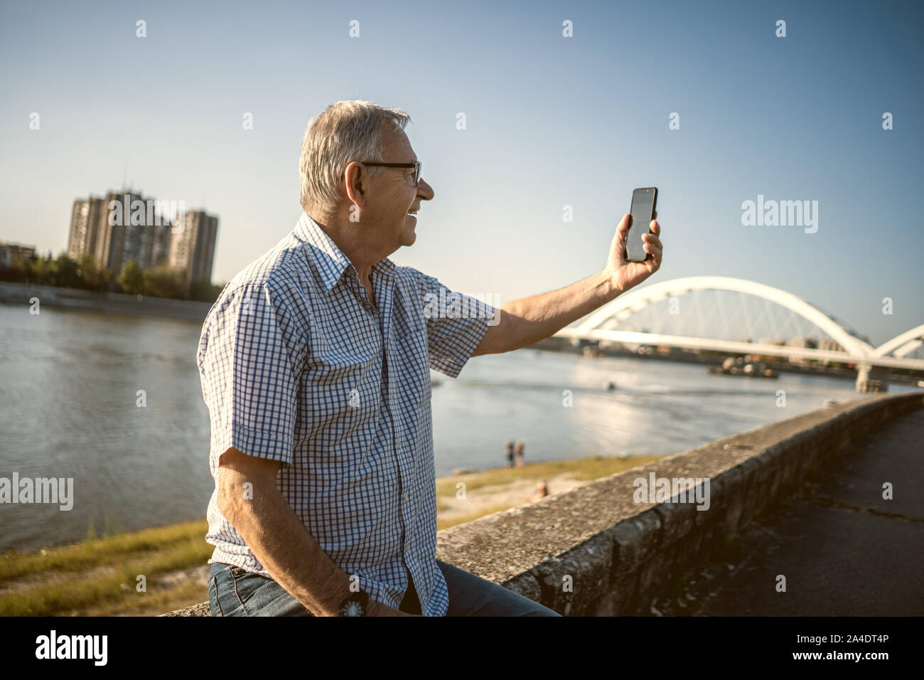 Man taking smartphone selfie hi-res stock photography and images - Alamy