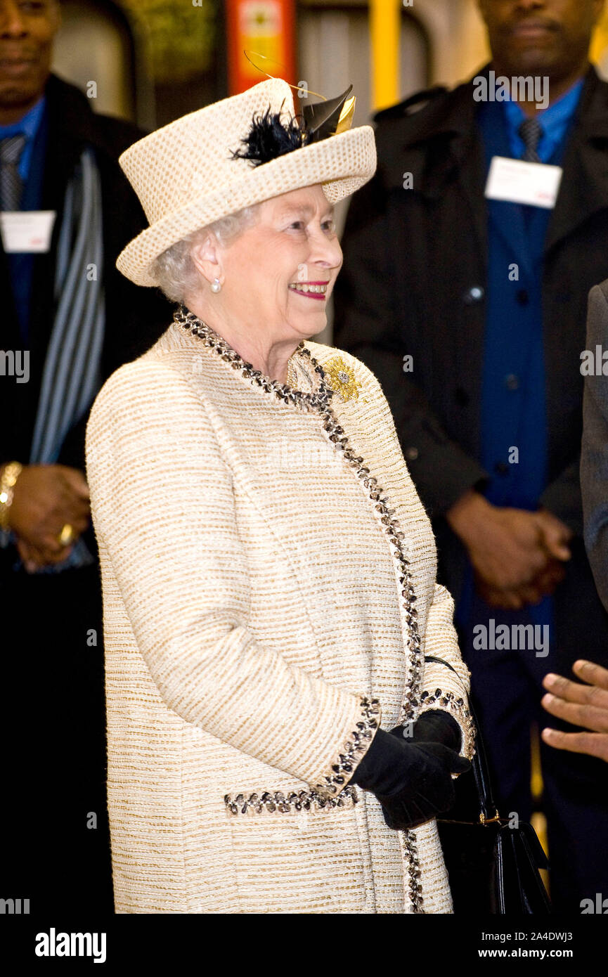 Photo Must Be Credited ©Jeff Spicer/Alpha Press 077029 20/03/2013 Queen Elizabeth visits Baker Street Underground Station to mark 150th Anniversary of the London Underground London Stock Photo