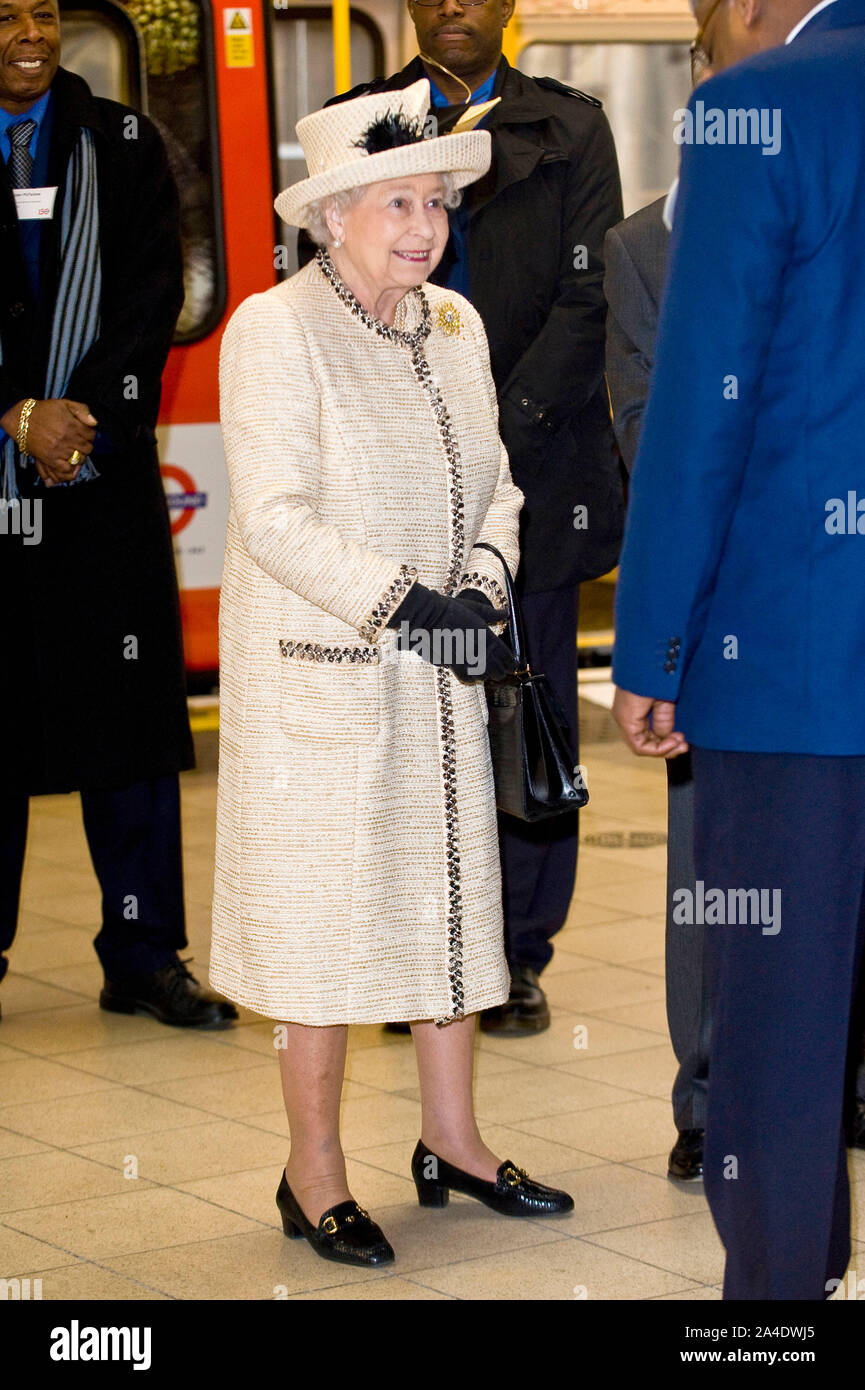 Photo Must Be Credited ©Jeff Spicer/Alpha Press 077029 20/03/2013 Queen Elizabeth visits Baker Street Underground Station to mark 150th Anniversary of the London Underground London Stock Photo