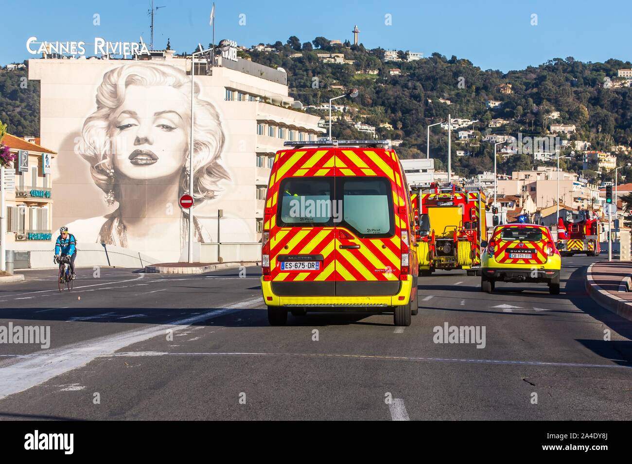 INTERVENTION BY THE FIRE FIGHTERS, EXPRESSWAY AT THE FOOT OF LA CALIFORNIE, CANNES, (06) ALPES MARITIMES, SUD REGION Stock Photo