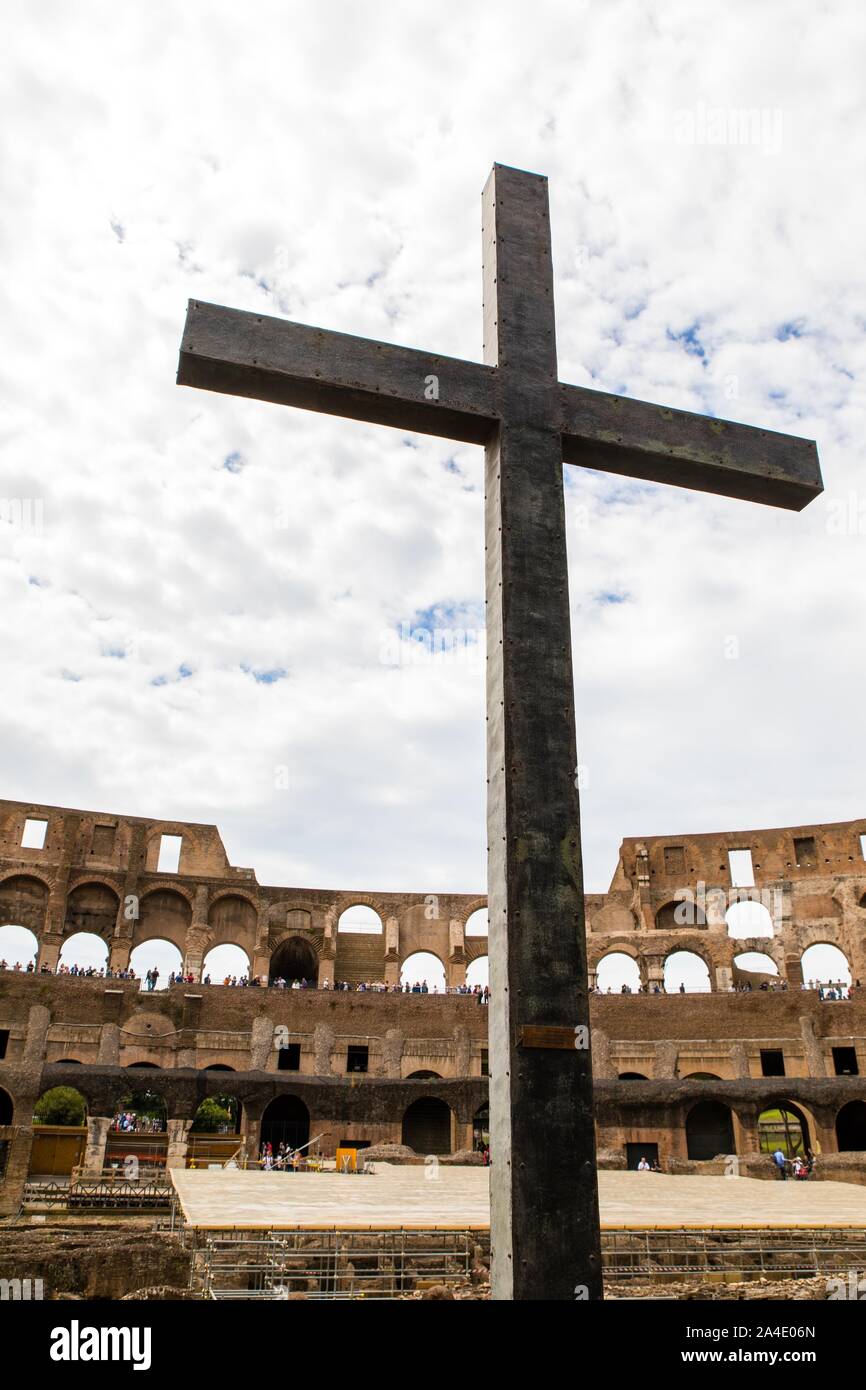 CHRISTIAN CROSS, COLOSSEUM, ANCIENT ROMAN AMPHITHEATER, ROME, ITALY ...