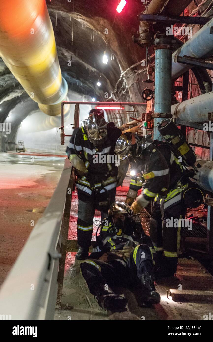 URGENT RESCUE OF A FIREFIGHTER ON AN INTERVENTION, DECLINE OF THE FUTURE LYON-TURIN RAILWAY TUNNEL, TRAINING OF THE ROAD TUNNEL INTERVENTION TEAM, MODANE (73) FRANCE Stock Photo