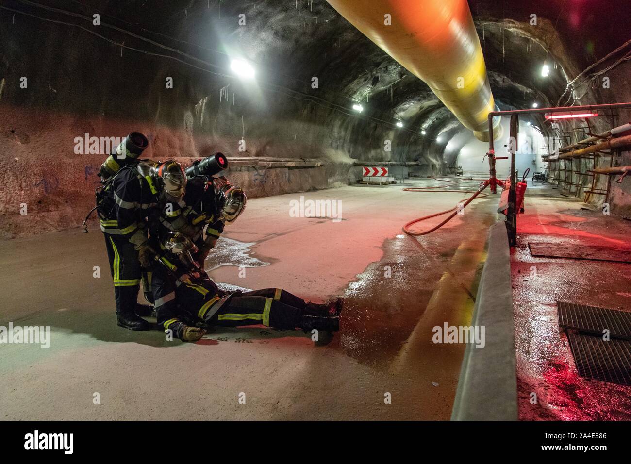 URGENT RESCUE OF A FIREFIGHTER ON AN INTERVENTION, DECLINE OF THE FUTURE LYON-TURIN RAILWAY TUNNEL, TRAINING OF THE ROAD TUNNEL INTERVENTION TEAM, MODANE (73) FRANCE Stock Photo