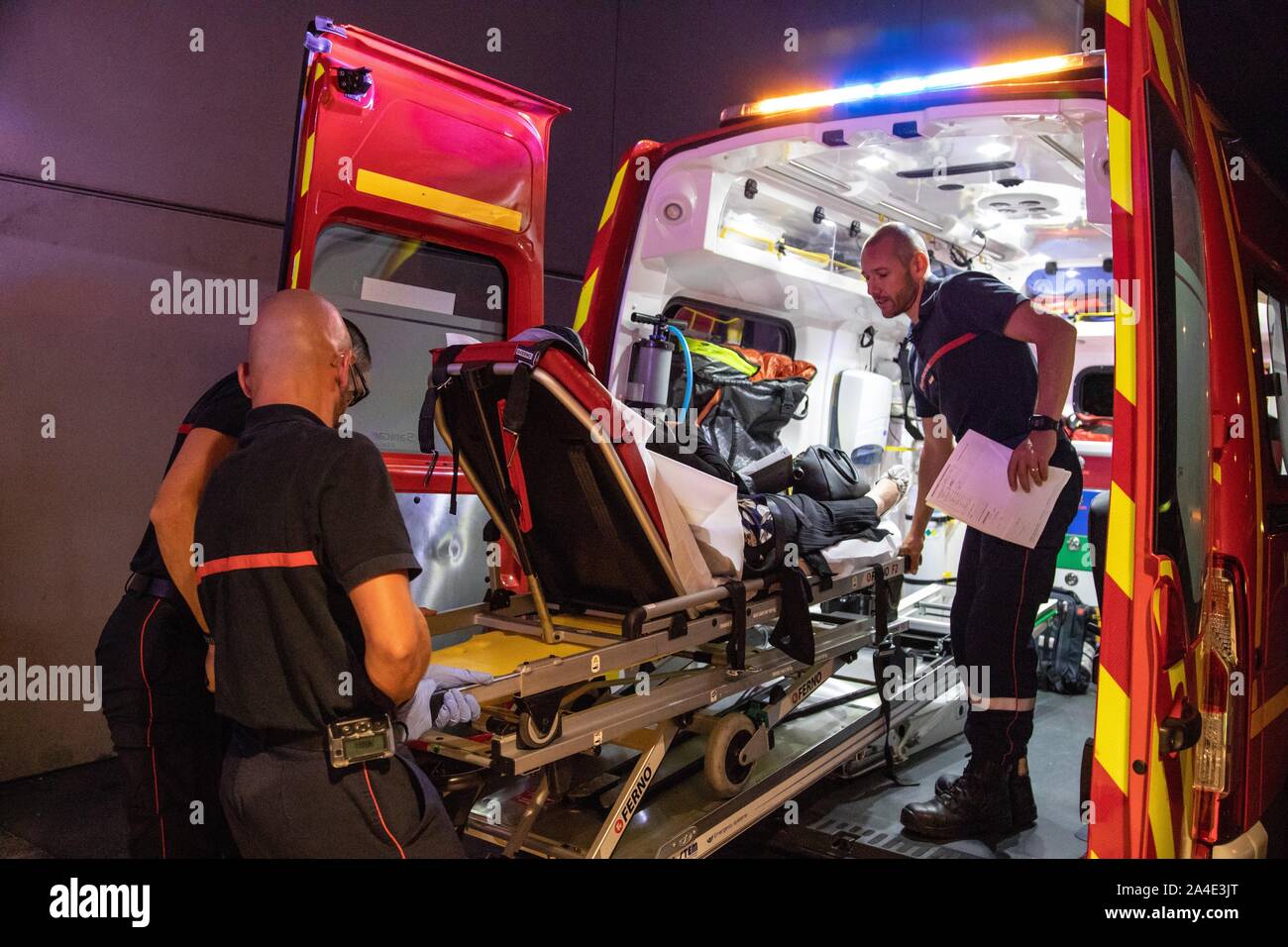 INTERVENTION FOR A WOMAN IN LABOR ABOUT TO GIVE BIRTH IN THE AMBULANCE, EMERGENCY SERVICES CENTER OF BOURG-EN-BRESSE (01), FRANCE Stock Photo