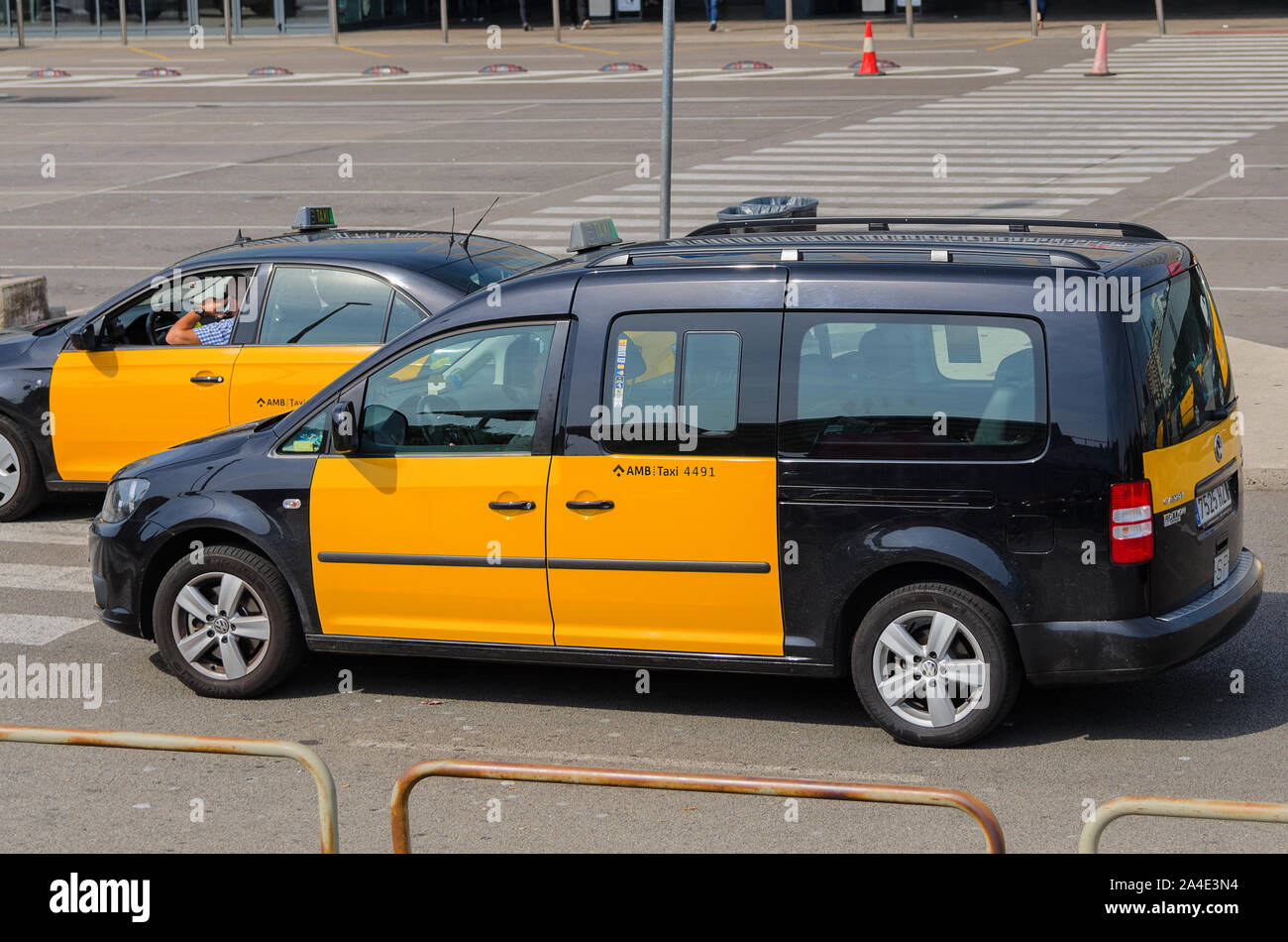 Barcelona, Catalonia, Spain - JUNE 9, 2017 : Barcelona black orange taxis  near Barcelona Sants railway station Stock Photo - Alamy