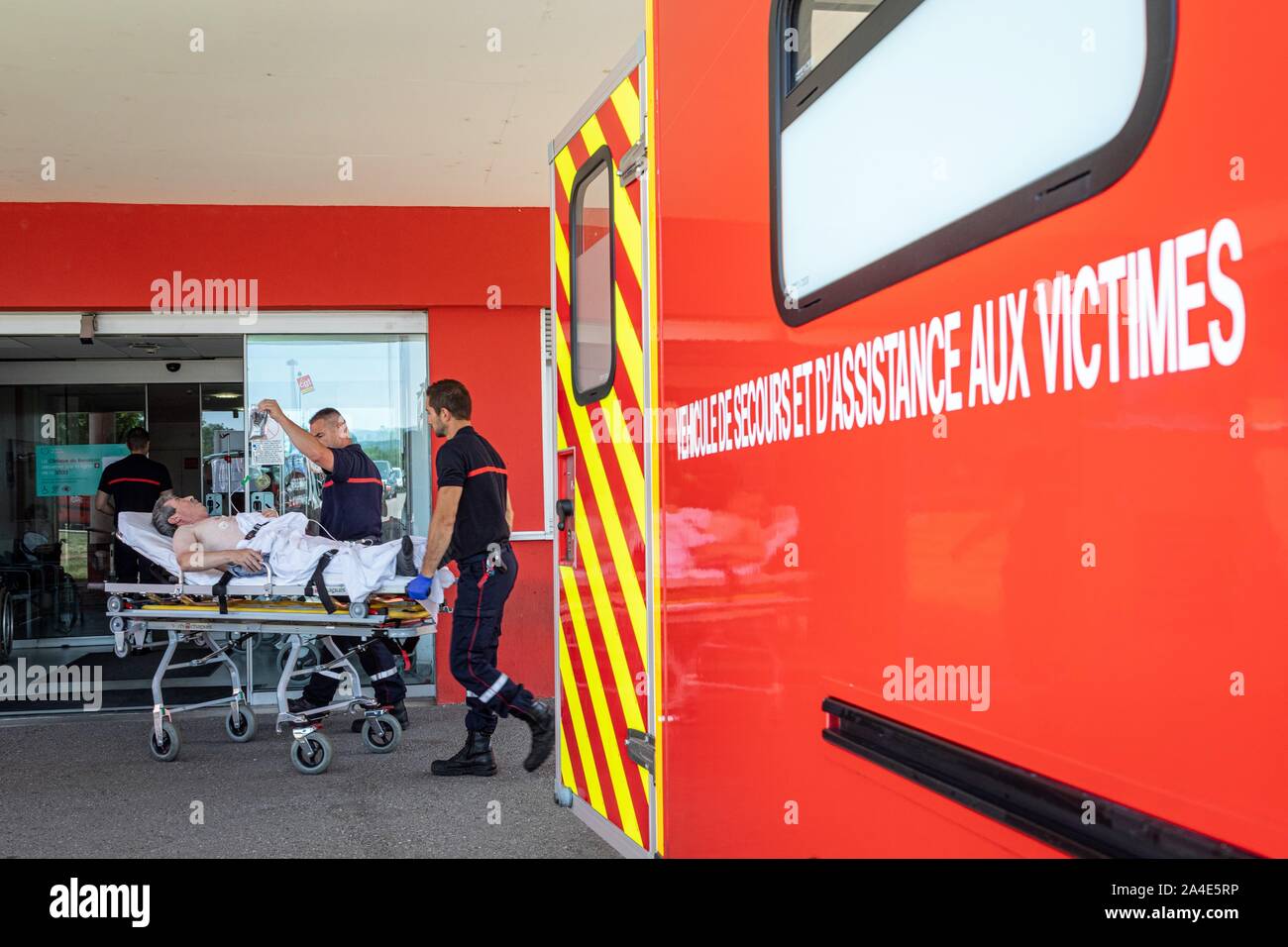 TRANSPORT TO THE EMERGENCY ROOM OF A MAN SUFFERING FROM ABDOMINAL PAIN, INTERVENTION BY THE SAMU AND THE FIREFIGHTERS FROM THE EMERGENCY RESCUE SERVICES IN ROANNE, LOIRE, FRANCE Stock Photo